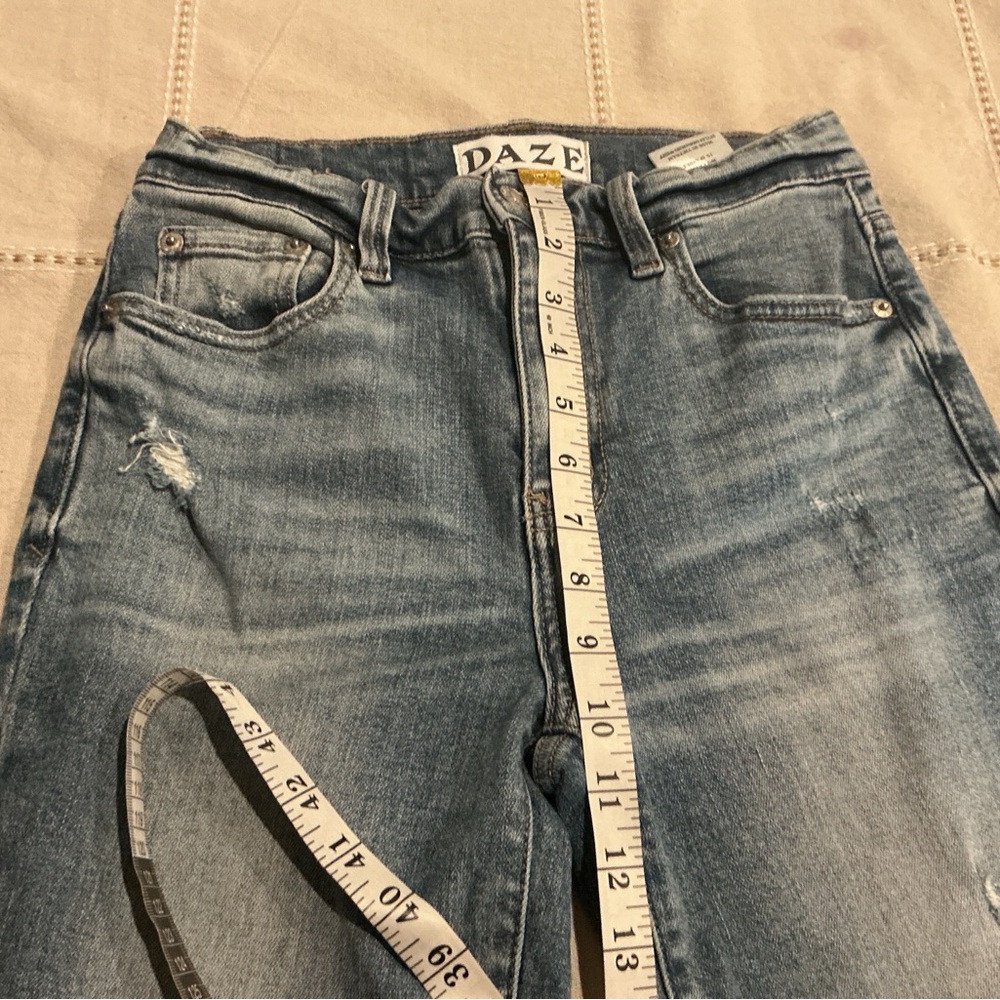 DAZE Denim Just Right Rise Distressed Flare Jeans Women’s Size 24 Light Wash - Picture 5 of 7